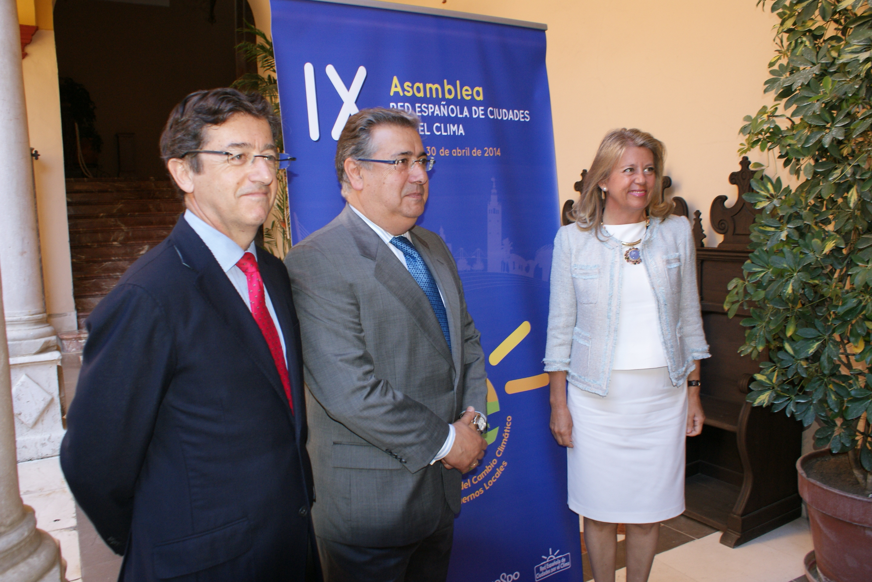 El Secretario General de la FEMP, el Alcalde de Sevilla y la Presidenta de la Red, antes de la inauguración de la Asamblea